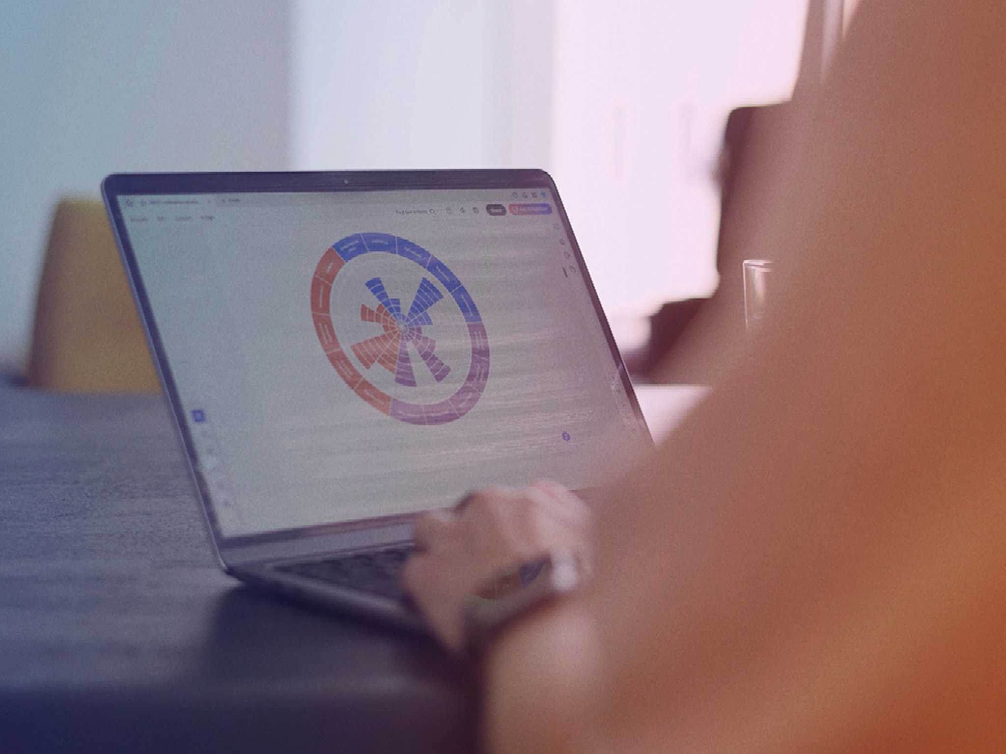 Otvorený notebook s farebným kruhovým grafom na obrazovke – výsledná správa z kariérneho testu v projekte Digitálny radca, ktorá ukazuje silné stránky, pracovný potenciál a zručnosti zamestnanca.