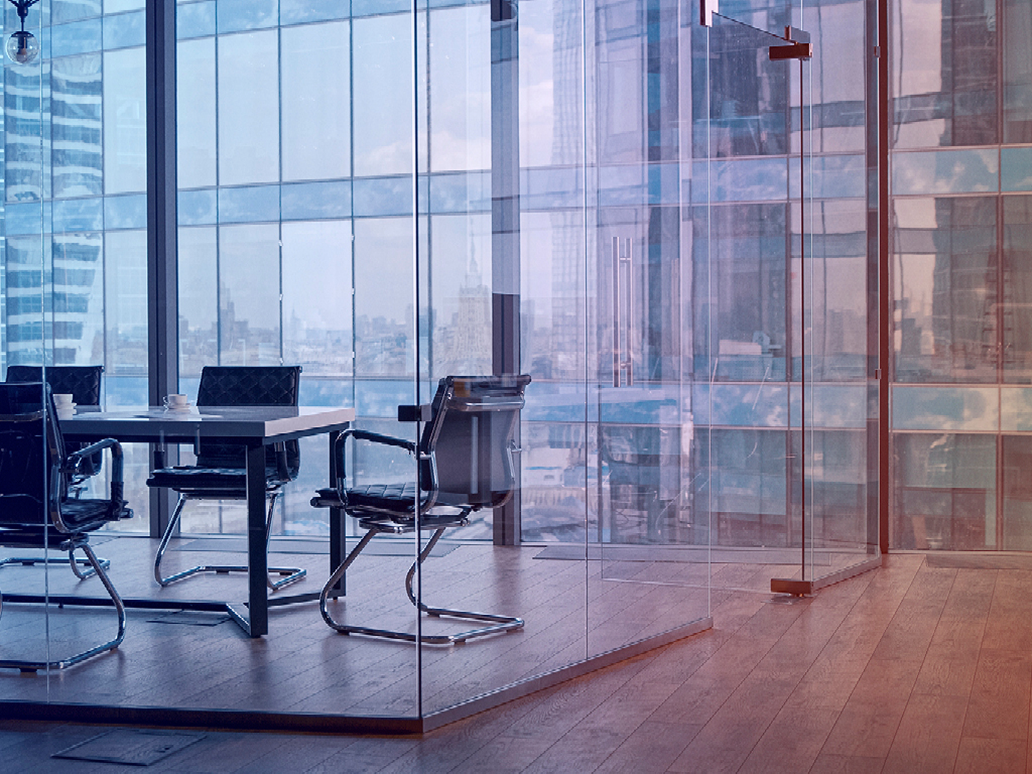 Presklená zasadacia miestnosť s moderným nábytkom a výhľadom na mesto – projekt Digitálny radca, kariérny koučing, rozvoj pracovného potenciálu a adaptácia na trh práce v ére digitalizácie a umelej inteligencie.