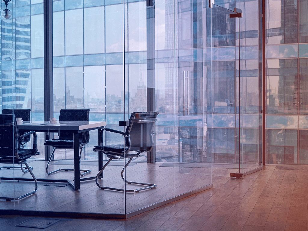 Presklená zasadacia miestnosť s moderným nábytkom a výhľadom na mesto – projekt Digitálny radca, kariérny koučing, rozvoj pracovného potenciálu a adaptácia na trh práce v ére digitalizácie a umelej inteligencie.